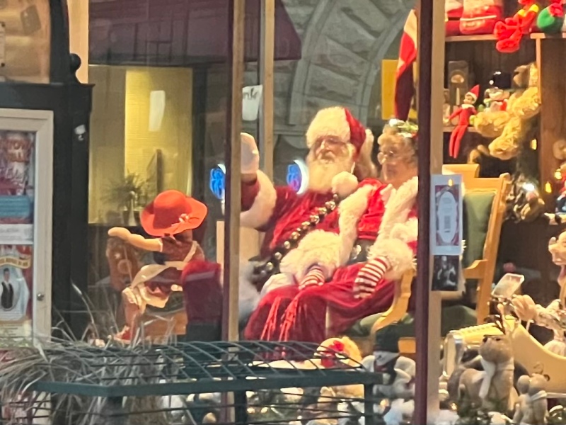 BREAKING: Duluth Trading Company imprisoned Santa and Mrs. Claus against their will